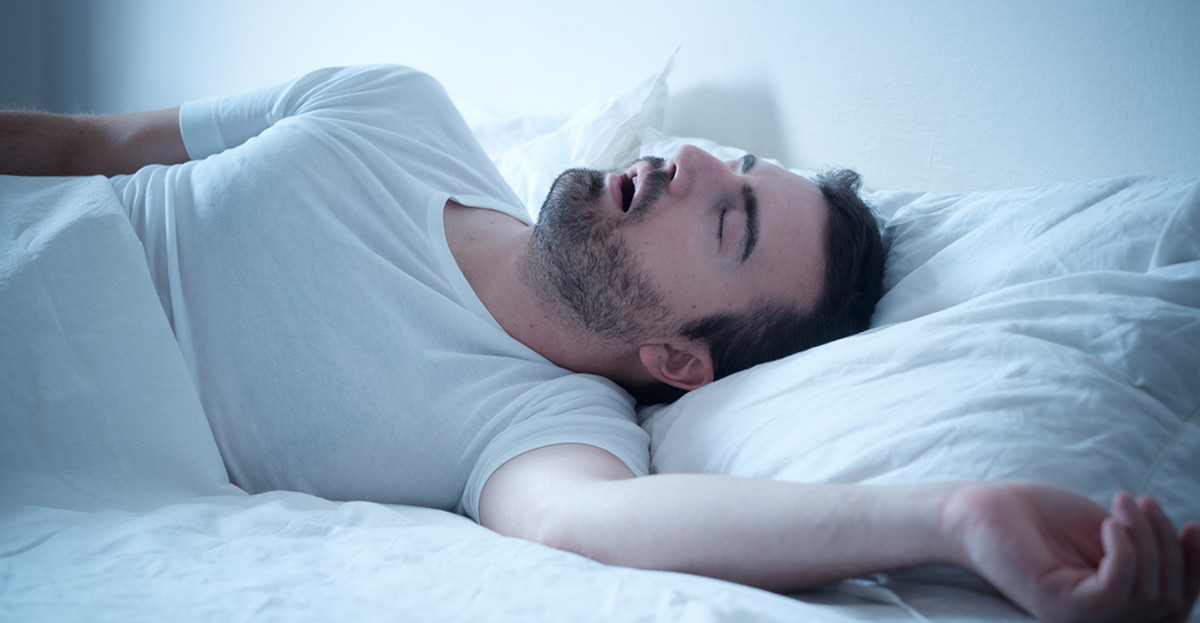 Na pojawienie się bezdechu sennego wpływ może mieć pozycja podczas snu
