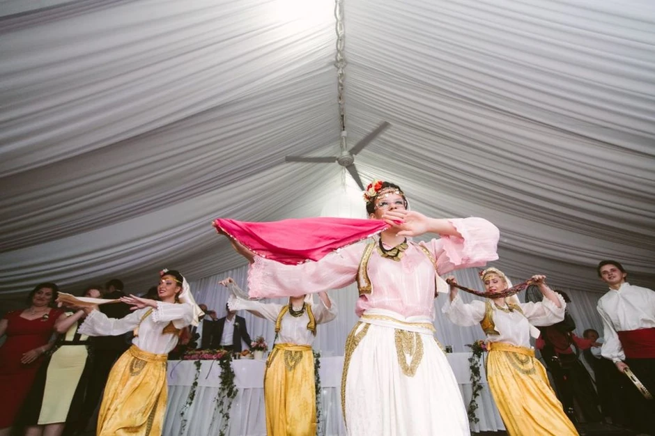 Sevdah se širio baštom uz prve zvuke tamburice, pa su nestrpljivi gosti cupkali već na dolasku. Na repertoaru su bile izvorne pesme, zabavne, kao i nezaobilazni yu-rock hitovi. 