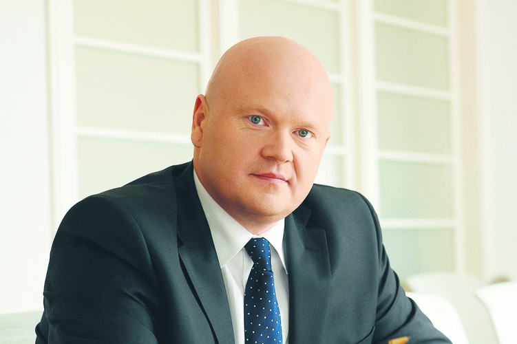 <strong>42. Rafał Fronczek, prezes Krajowej Rady Komorniczej, spadek z pozycji 39.</strong>
<br></br>
Komornicy nigdy nie mieli dobrej prasy, bo każdy przypadek naruszenia przepisów odbija się w mediach szerokim echem. Z drugiej strony wierzyciele wciąż narzekają na niewystarczającą skuteczność egzekucji, szczególnie jeśli chodzi o odzyskiwanie alimentacyjnych długów. Siłą rzeczy Rafał Fronczek z definicji znajduje się między młotem a kowadłem. Musi dbać o sprawne usuwanie czarnych owiec z korporacji, ale też przypominać o pozytywnej roli, jaką komornicy odgrywają w obrocie gospodarczym. Kolejną kadencję przekonuje więc, że komornik nie zabiera tylko oddaje.
<br></br>
PSZ 
<br></br>