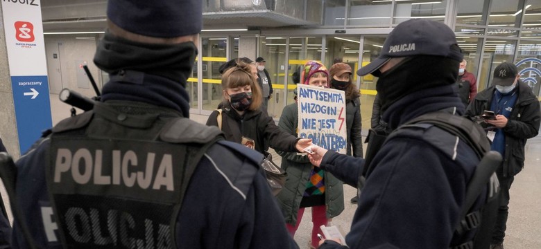 Protest przeciwko nadaniu imienia Romana Dmowskiego warszawskiemu dworcowi. Interweniowała policja