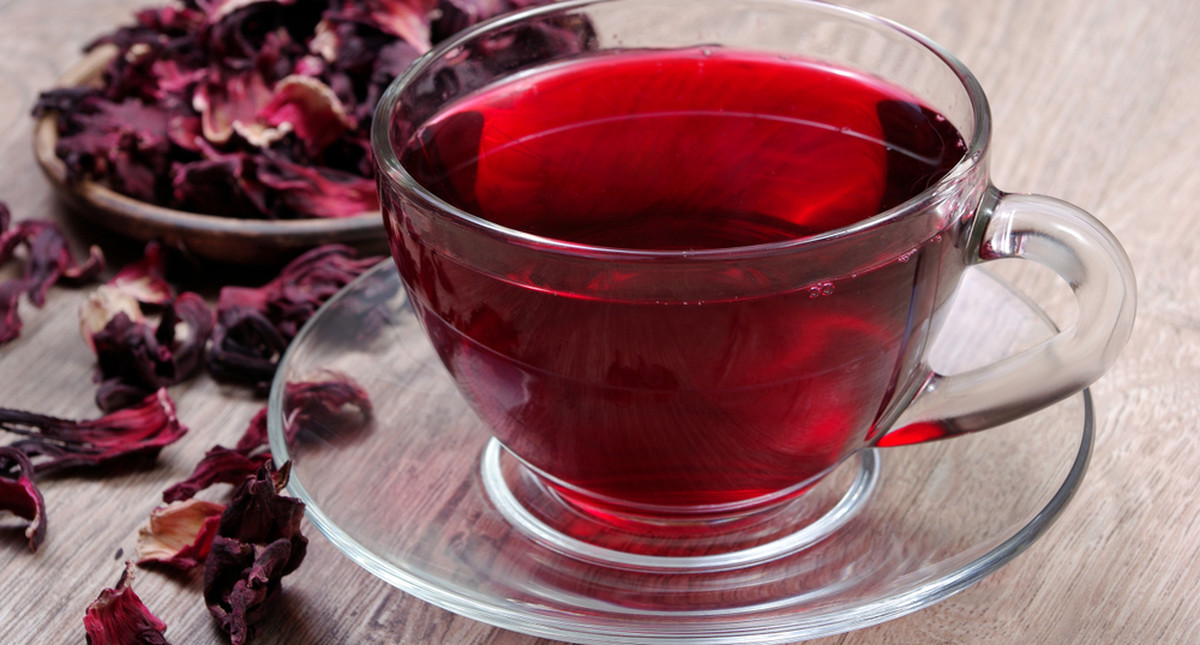 Herbata z hibiskusa będzie hitem jesieni. Nie każdy może ją pić