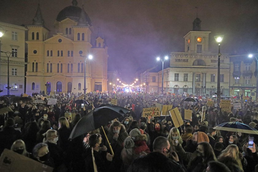 Emocje sięgają zenitu. Masowe protesty po wyroku ws. aborcji kontra apel premiera