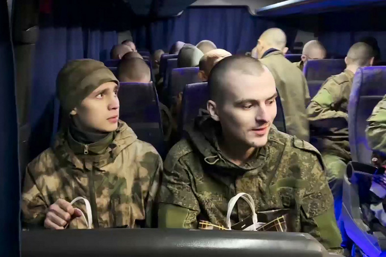 Rosyjscy jeńcy wojenni w autobusie na rosyjsko-ukraińskiej granicy w regionie Biełgorodu, 3 stycznia 2024 r.