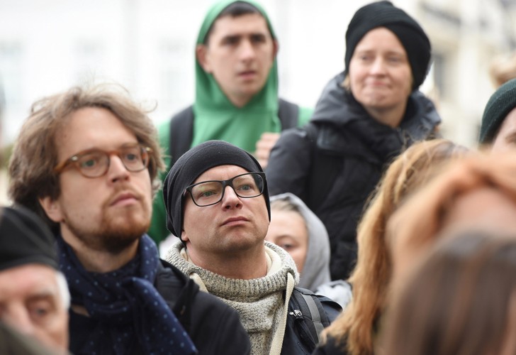 Maciej Stuhr podczas pikiety w obronie dyrektor PISF, Magdaleny Soroki