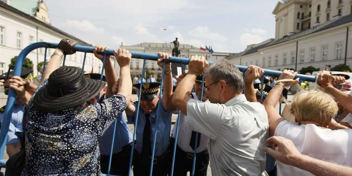 Krzyż zostaje przed Pałacem Prezydenckim. Relacja na żywo!