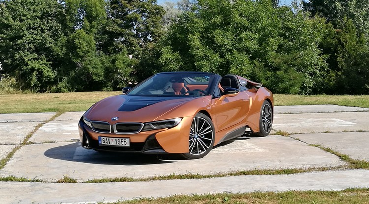 Szeretjük, vagy sem, az biztos, hogy forma terén ma nehéz „überelni” a BMW i8 Roadstert