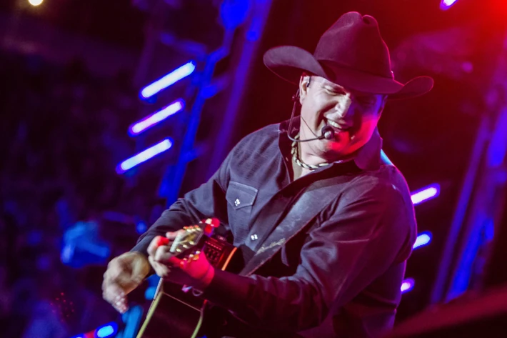 6. Garth Brooks - 70 mln dol.