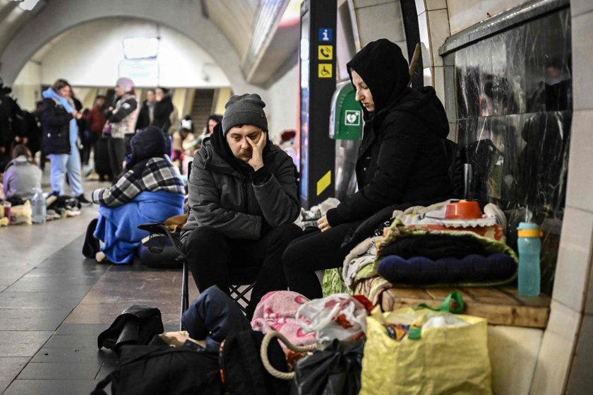 Torba, walizka, nic ciężkiego. Dobytek ukrywających się w metrze musi być poręczny i lekki.