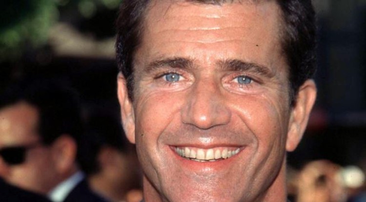 Mel Gibson 61 évesen is egy igazi sármőr