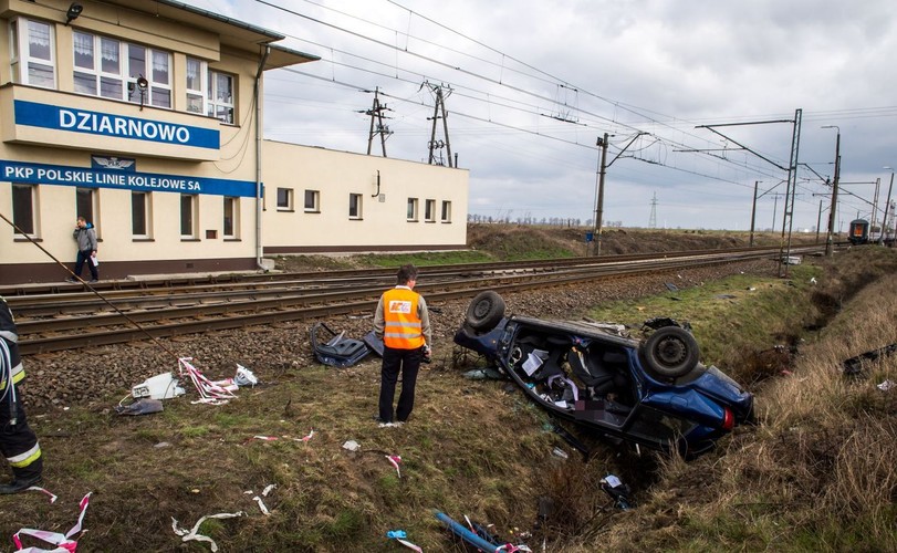 TRAGEDIA NA PRZEJEŹDZIE KOLEJOWYM W DZIARNOWIE. OJCIEC I CÓRKA NIE ŻYJĄ