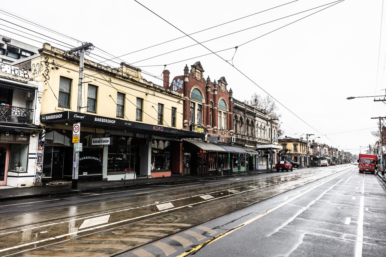 Daždivý deň v štvrti Fitzroy mesta Melbourne.