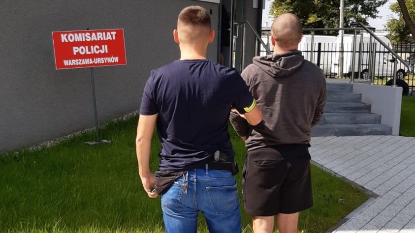 Grozili pracodawcy śmiercią i zmusili do sprzedaży telefonu Zatrzymała ich policja