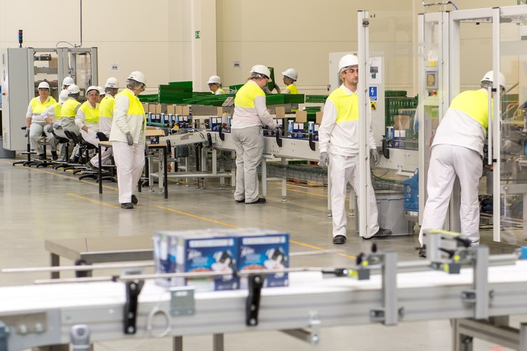 Nowo otwarty obiekt ma łącznie 135,000 m2 powierzchni, z czego 4,000 m2 przeznaczono na biura. Fabryka zatrudnia 250 osób, a kolejne 150 zostanie zatrudnione jeszcze w tym roku. <br><br>fot. (mk/mr) PAP/Maciej Kulczyński