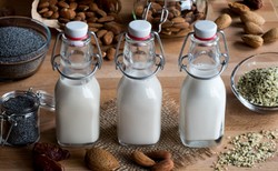 Zamiast mleka krowiego: Jak wybrać odpowiedni napój roślinny?