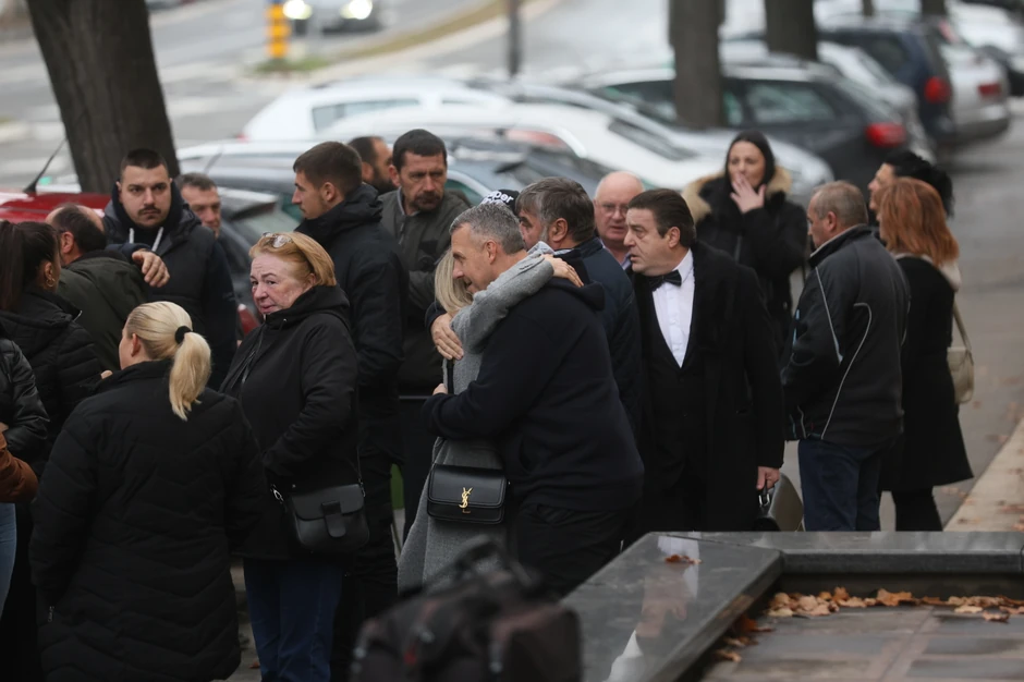 Porodice stradalih u "Ribnikaru" došle su da pruže podršku porodicama žrtava Uroša Blažića