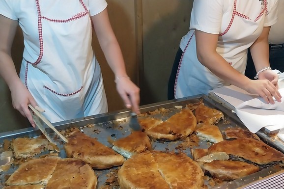 ZA 4 DANA POJELI 8 TONA BUREKA! Neverovatne scene u Nišu (VIDEO)