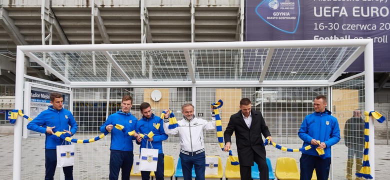 W Gdyni na autobus poczekasz w... piłkarskiej bramce