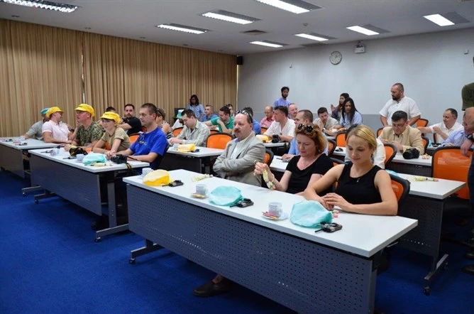 Jako słuchacze w sali konferencyjnej