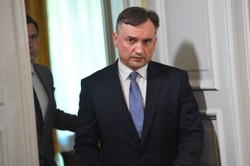 Niemcy pozbywają się farmy wiatrowej. Ziobro: Dla nich dobry Polak to biedny Polak