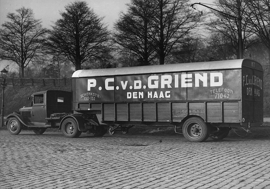 W 1932 r. warsztat przekształcił się w firmę produkującą przyczepy i naczepy Van Doorne’s Aanhangwagen Fabriek. Stąd właśnie wziął się skrót DAF. 