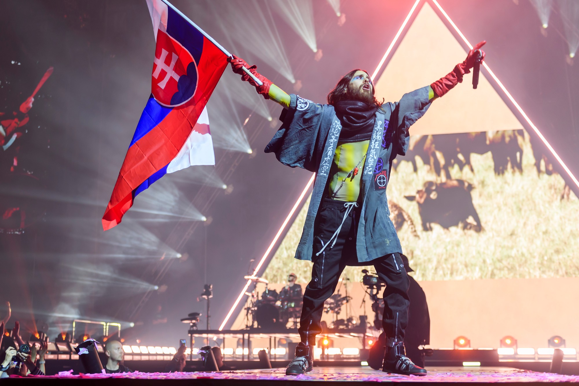 Spevák a herec Jared Leto počas koncertu americkej skupiny Thirty Seconds to Mars v Bratislave.