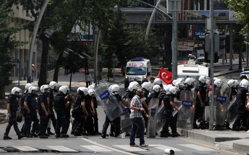 Demonstranti, okupljeni u grupama pokušali su tokom dana da se vrate i u park Gezi ali ih je policija sprečila, javlja AP.