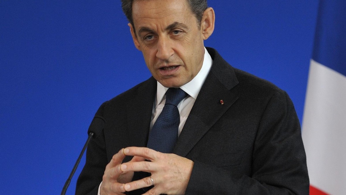 Obecny szef państwa francuskiego Nicolas Sarkozy zbliżył się mocno w notowaniach do faworyta wiosennych wyborów prezydenckich, socjalisty Francois Hollande'a - wynika z najnowszego sondażu Ifop. Za nimi plasuje się szefowa skrajnej prawicy, Marine Le Pen.