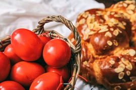 Ovako Grci farbaju jaja u vatreno crvenu boju: Tehnika će vas oduševiti, a jednostavna je i potpuno prirodna!