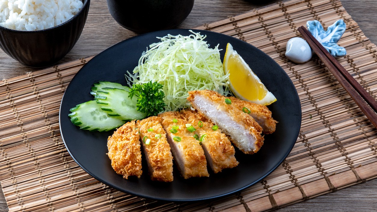 Na prvý pohľad vyzerá ako klasický slovenský rezeň, no v skutočnosti ide o japonské tonkatsu – jemné mäso v extra chrumkavej panko strúhanke, ktoré chutí ešte lepšie, než vyzerá.