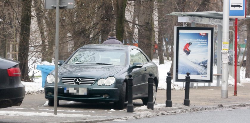 Andrzej Chyra na bakier z przepisami. Tak zaparkował auto!