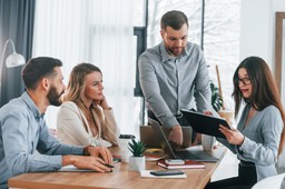 Fikcyjne samozatrudnienie i oskładkowanie umów cywilnoprawnych. Indolencja władzy w kontekście regulacji pracowniczych jest zadziwiająca