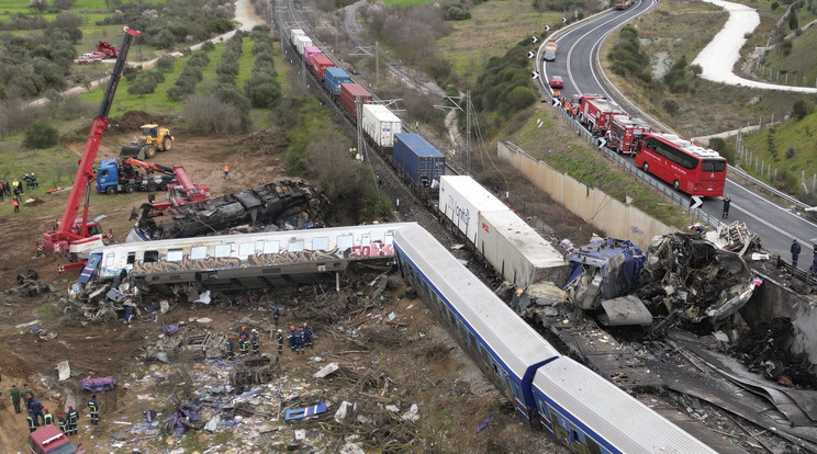Legalább 36-an meghaltak a görögországi vonatbalesetben / Fotó: MTI/AP/Vaggelisz Kusziorasz