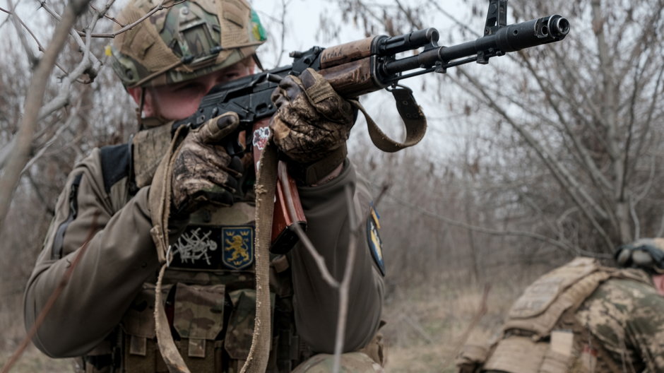 Ukraiński żołnierz w pobliżu frontu w Bachmucie