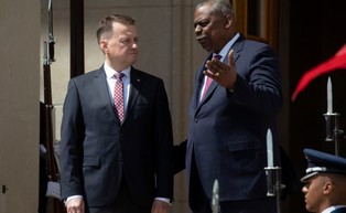 Błaszczak w USA: Amerykanie udostępnią nam 8 śmigłowców Apache