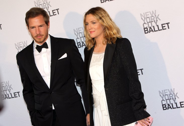 W dobiegającym końca roku obrączka pojawiła się także na palcu <b>Drew Barrymore</b>. Mimo dwóch nieudanym małżeństw, 37-letnia aktorka postanowiła ustatkować się na dobre i założyć rodzinę ze swoim ukochanym, <b>Willem Kopelmanem</b>. Chyba było im do tego bardzo śpieszno, bo stając na ślubnym kobiercu Drew była już w czwartym miesiącu ciąży. <br>
Ceremonia odbyła się na terenie posiadłości gwiazdy w kalifornijskim Montecito. Ślub przeprowadzono w obrządku żydowskim, kameralnie, bez udziału mediów. W tym wielkim dniu wspólnie z młodą parą ich szczęście świętowały m.in.: Resse Witherspoon i jej mąż Jim Toth oraz Cameron Diaz.