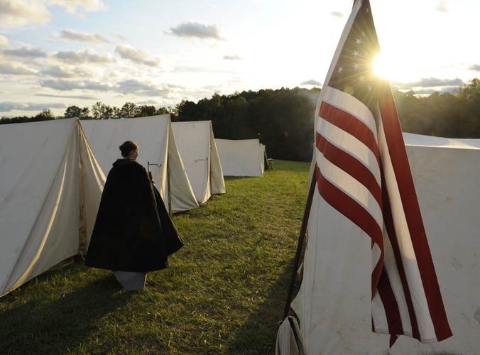 Aby wszystko było w zgodzie z realiami historycznymi, na wzgórzu Laurel w Ararat (Virginia) rozbito nawet wojskowy obóz