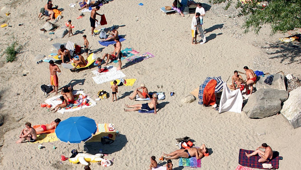 Plażowe popielniczki otrzymali w czwartek w prezencie czytelnicy włoskiego dziennika "Corriere della Sera". Mała plastikowa zielona koperta na zatrzask to element kampanii ekologicznej przeciwko pladze niedopałków, zostawianych nad morzem.