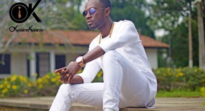 Okyeame Kwame looking dapper in white