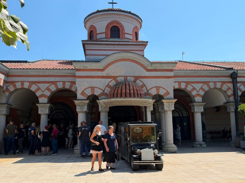 Sahrana ćerke Nevene Hot
