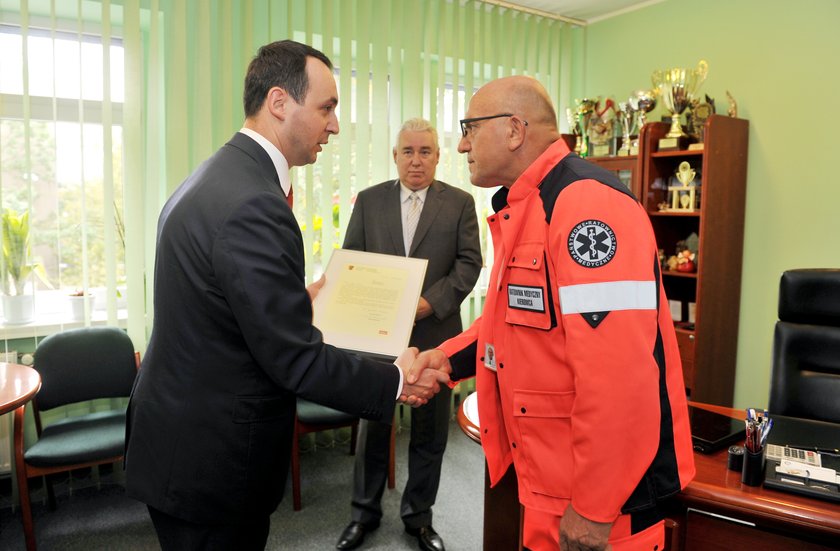 ratownik bohater z Łodzi przyjmuje gratulacje od wicemarszałka wojewodztwa