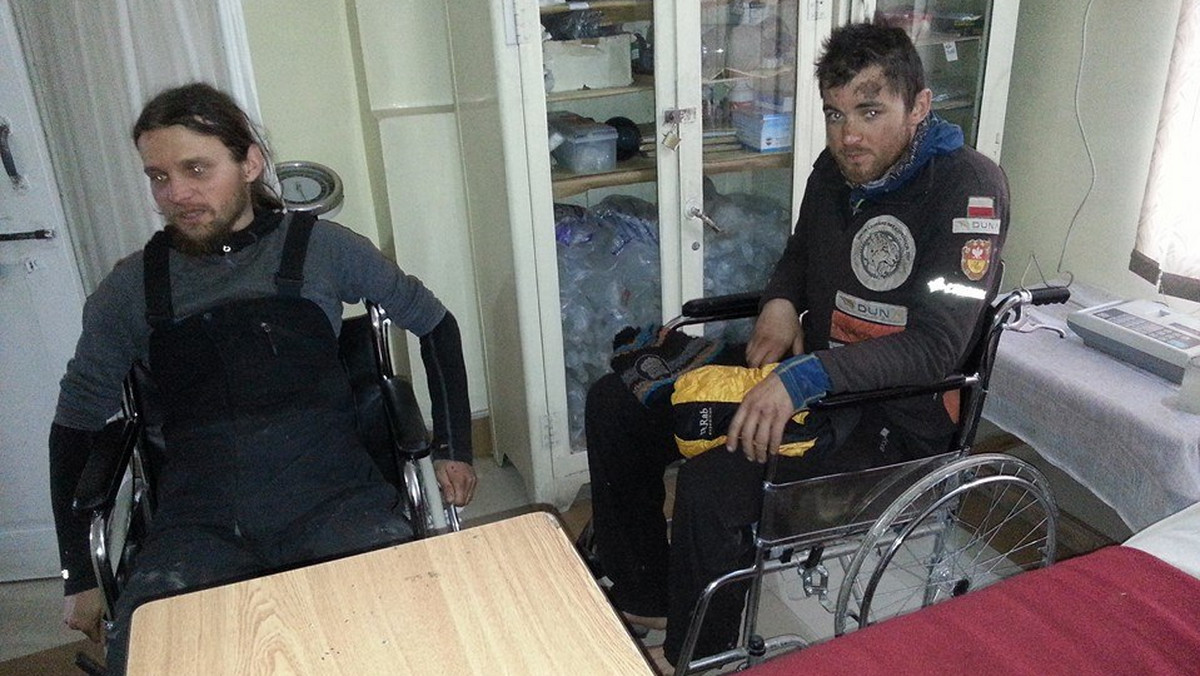 Himalaiści Michał Obrycki i Paweł Dunaj, którzy w poniedziałek zostali porwani przez lawinę na Nanga Parbat (8126 m), jeden z dwóch niezdobytych zimą ośmiotysięczników, dotarli do wojskowego szpitala w Skardu w Pakistanie - poinformował ich kolega Jacek Teler.