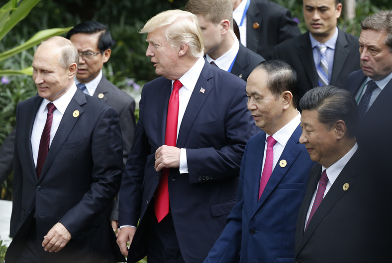 Prezydent Rosji Władimir Putin (po lewej), prezydent USA Donald Trump (pośrodku), przewodniczący APEC i prezydent Wietnamu Tran Dai Quang (2-po prawej) oraz prezydent Chin Xi Jinping (po prawej) przybywają na grupową sesję zdjęciową na 25. Szczyt współpracy (APEC) w Da Nang, Wietnam, 11 listopada 2017 r.