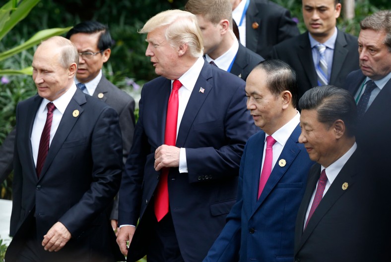 Prezydent Rosji Władimir Putin (po lewej), prezydent USA Donald Trump (pośrodku), przewodniczący APEC i prezydent Wietnamu Tran Dai Quang (2-po prawej) oraz prezydent Chin Xi Jinping (po prawej) przybywają na grupową sesję zdjęciową na 25. Szczyt współpracy (APEC) w Da Nang, Wietnam, 11 listopada 2017 r.