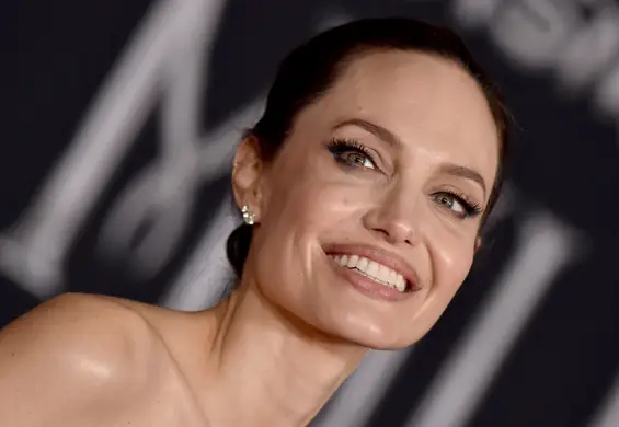 Angelina Jolie pozuje z dziećmi na czerwonym dywanie. Wyglądają zjawiskowo