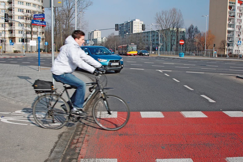 Wielu rowerzystów nie zwalnia przed przejazdem przez jezdnię - jakby skrzyżowanie z drogą dla rowerów było bezkolizyjne.