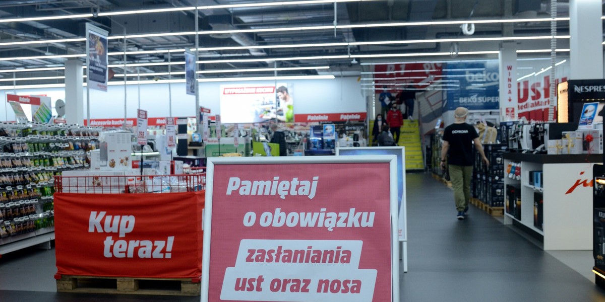 W sklepach obowiązują limity klientów, trzeba też nadal zasłaniać usta i nos. 