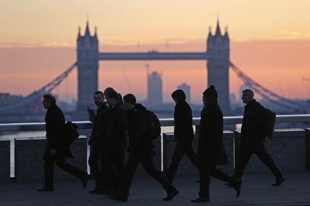 Przechodnie na London Bridge, w tle Tower Bridge