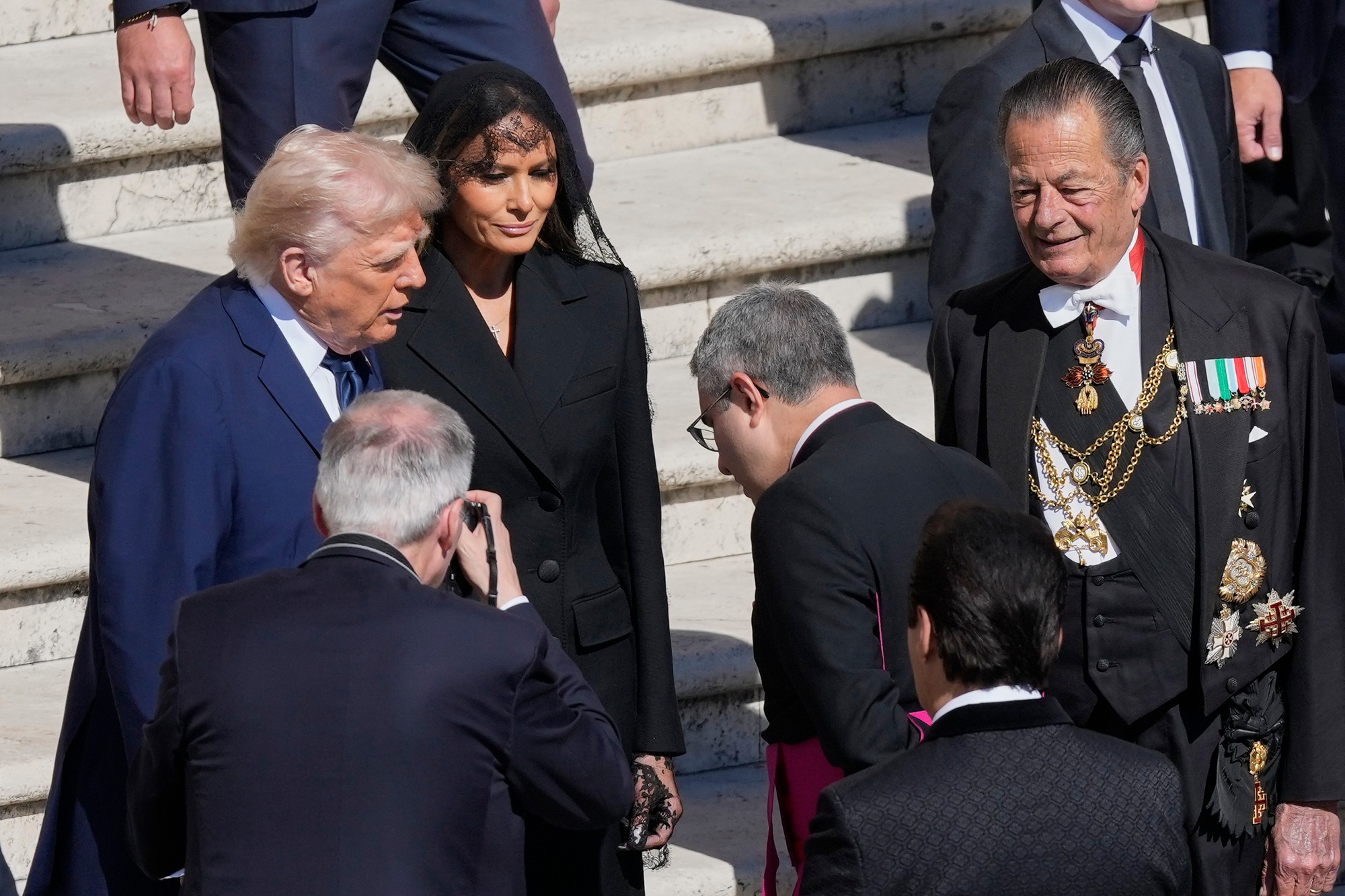 Prezident Donald Trump (vľavo) a prvá dáma Melania Trump prichádzajú na pohreb pápeža Františka.