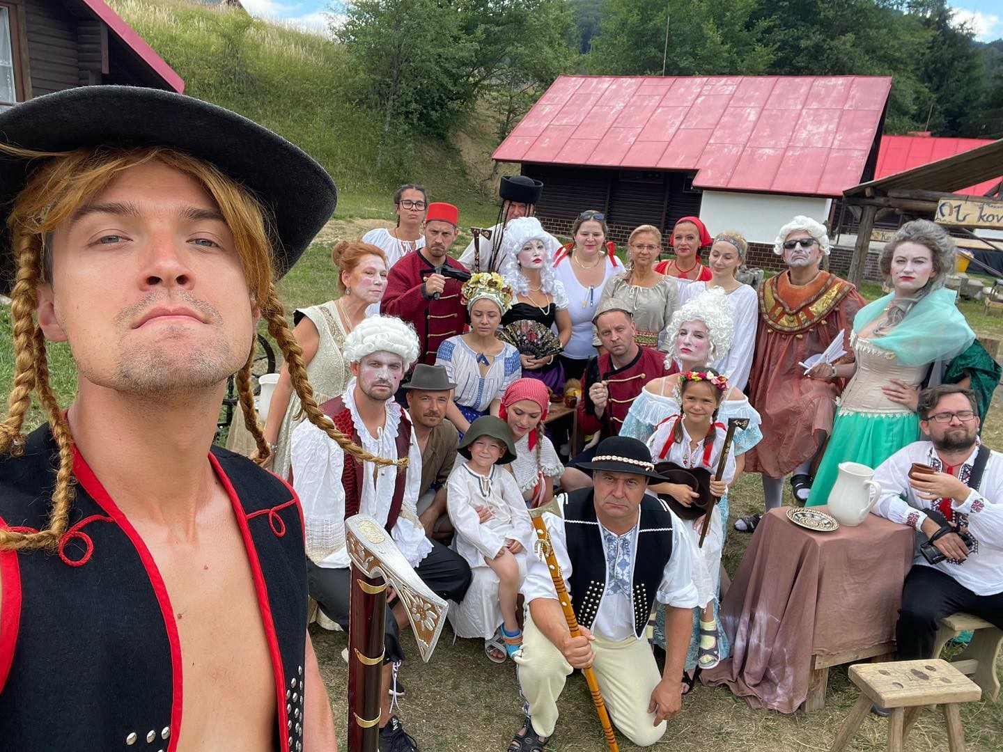 Viktor a Adela Vinczeovci pôsobia pravidelne ako animátori v tábore Babylon.