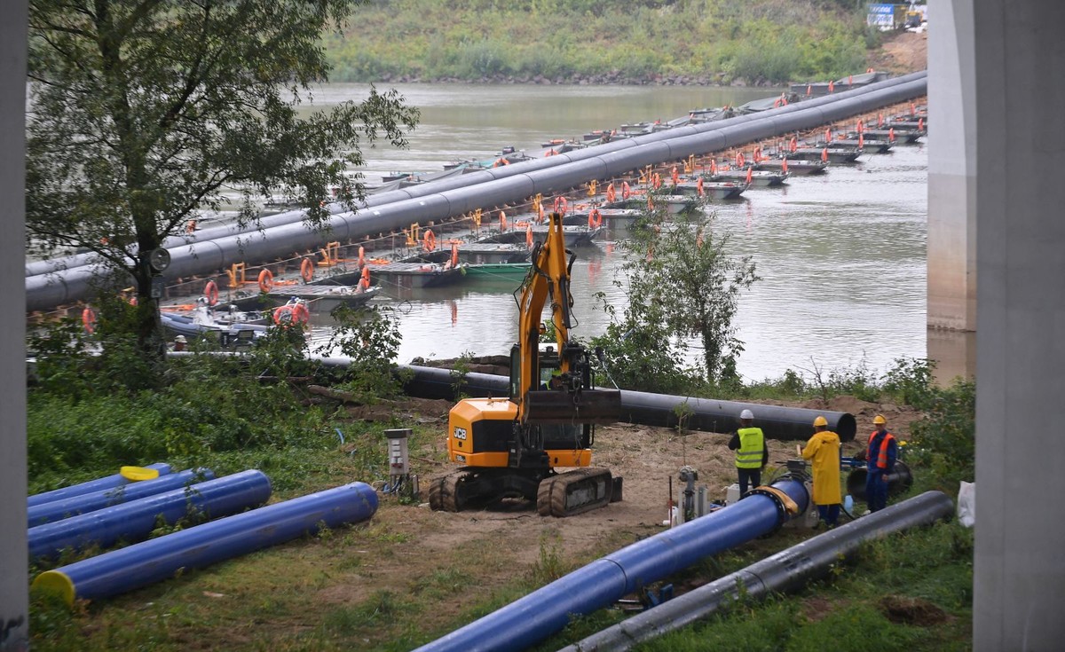 Układanie rurociągu zastępczego na moście pontonowym na Wiśle